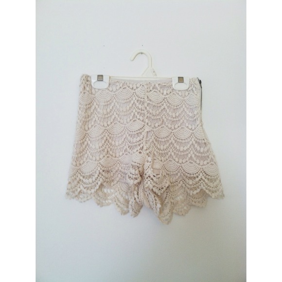 ⛔️SOLD⛔️Ivory Lace Scalloped High Waisted Shorts
