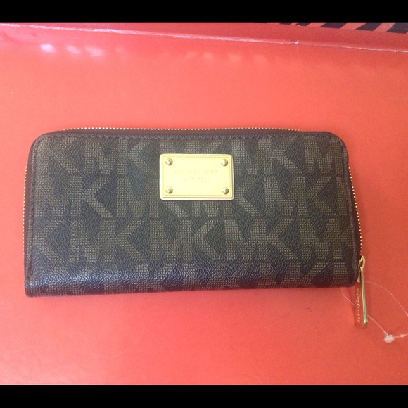 SOLD SOLD Michael kors mo Ingram wallet