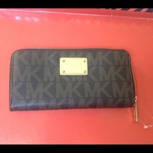 SOLD SOLD Michael kors mo Ingram wallet