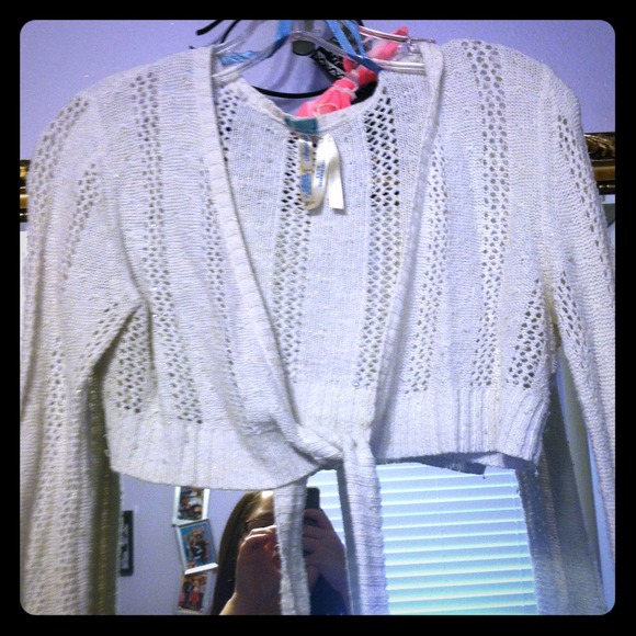 SOLD IN BUNDLE~~White knit crop sweater