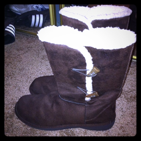 Dark brown lined winter boots.