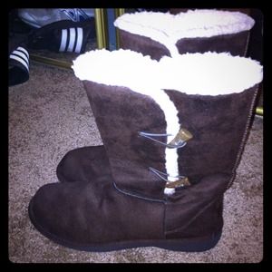 Dark brown lined winter boots.