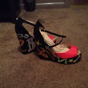 RED BOTTOM WEDGES- GRAPHIC-Sz 39"..... US 8. New!