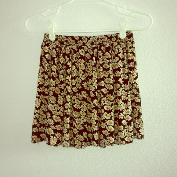 Brandy Melville daisy skirt!