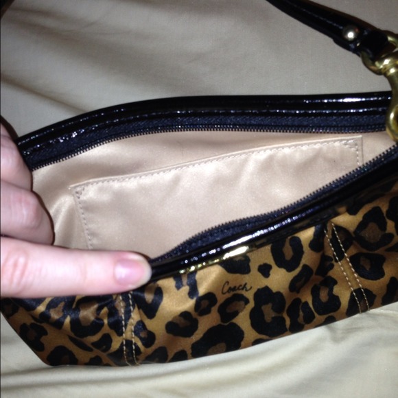 COACH Crossgrain Leather Wristlet w Chain: Handbags: Amazon.com Coach wristlet