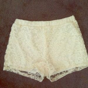 White lace shorts 💗