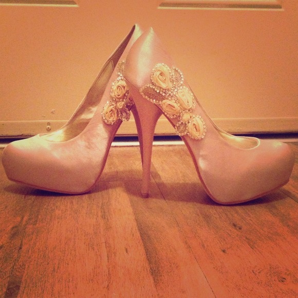 REDUCED!!! New Size 8 Ivory Pumps