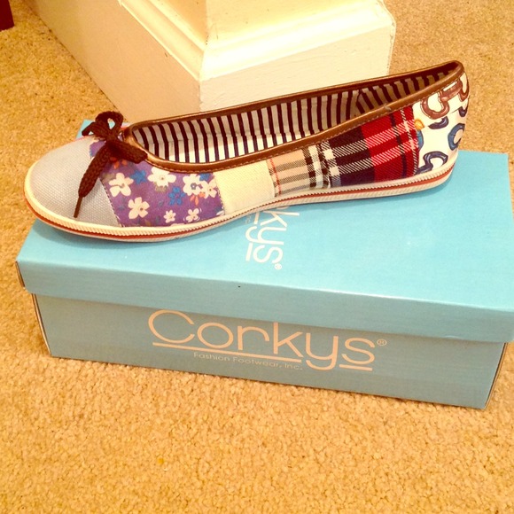🎈REDUCED OCT 19🎈IN BOX 7 flats Corkys