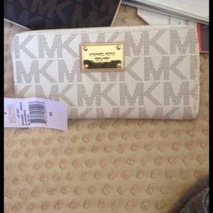 Sold sold NEW WITH TAG MICHAEL KORS WALLET