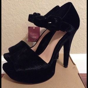 Zara Basic Heels in Black!