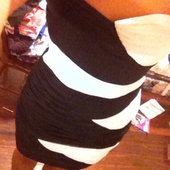 Black and white bodycon homecoming dress.
