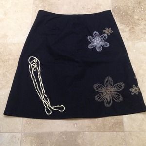 Super cute black skirt w flower