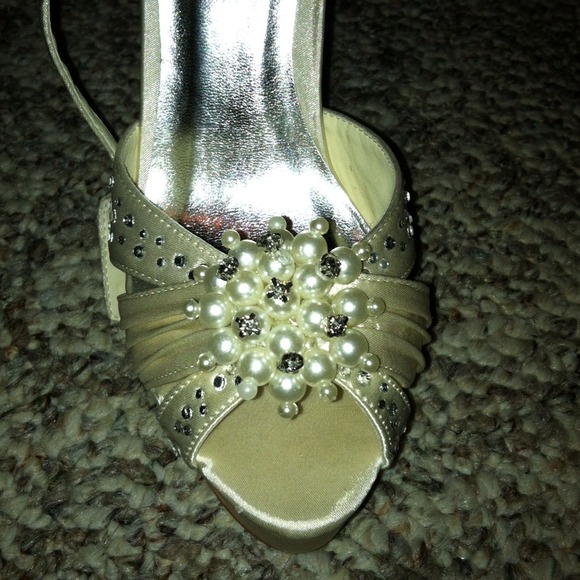 Ivory, peep toe heels - Picture 2 of 4