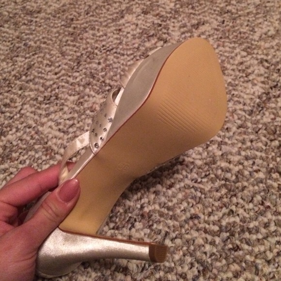 Ivory, peep toe heels - Picture 3 of 4