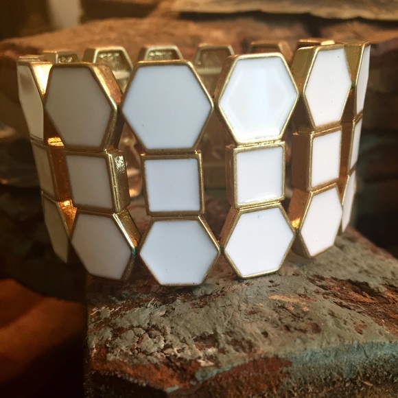 Jewelry - 🎉Host Pick🎉 White statement stretch bracelet Jewelry - 🎉Host Pick🎉 White statement stretch bracelet