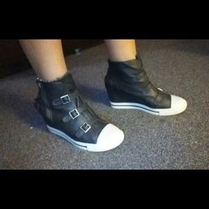 r2, Sneaker Wedges size 8.5