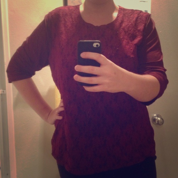 ✋Sold✋Burgundy lace 3/4 sleeve top
