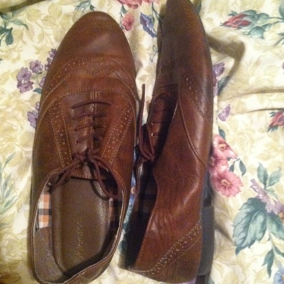 NWOT brown faux leather lace up shoes