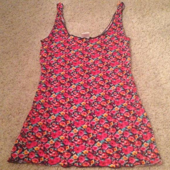 **Reduced**Great floral tank w\ navy edging small