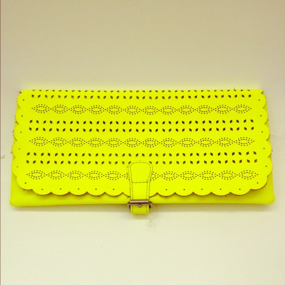 ⛔️SOLD⛔️ 💕American Eagle Neon Yellow Clutch💕