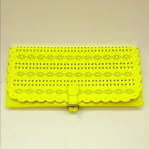 ⛔️SOLD⛔️ 💕American Eagle Neon Yellow Clutch💕