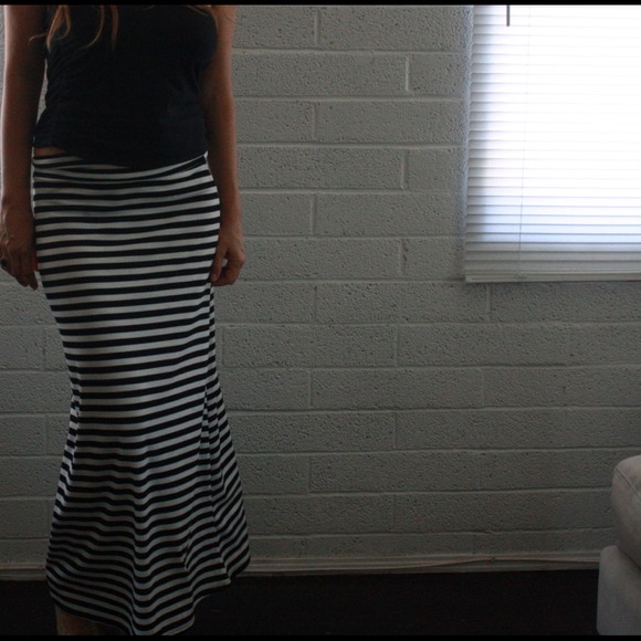 🚫SOLD🚫Black & White striped maxi skirt 😍💕 - Picture 2 of 4