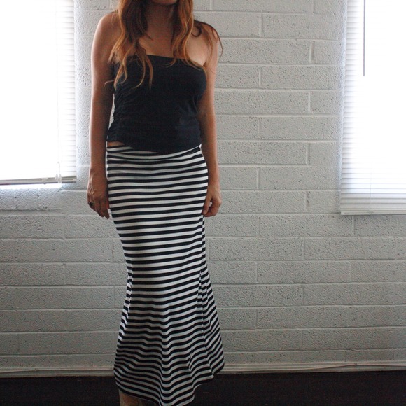 🚫SOLD🚫Black & White striped maxi skirt 😍💕 - Picture 4 of 4