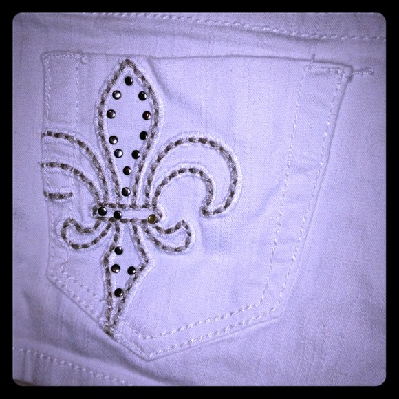 White shorts & Extra pictures size variables