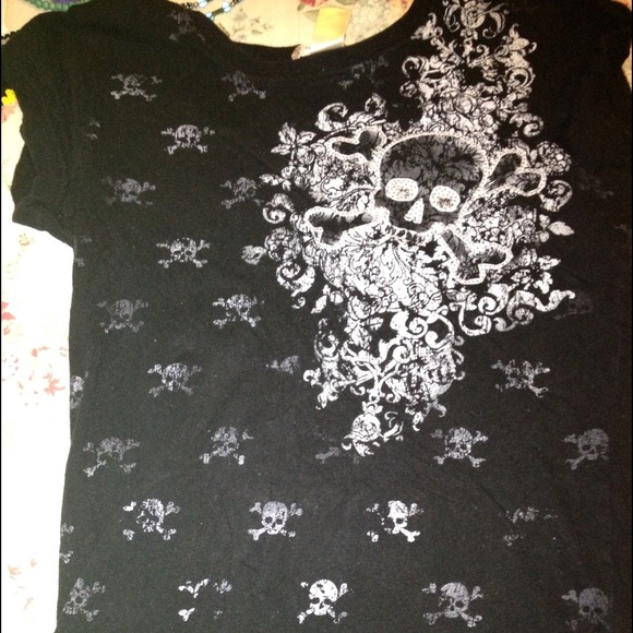 Black skull t-shirt