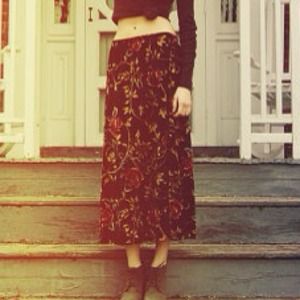 🚫SOLD IN BUNDLE🚫Velvet Vintage Rose Maxi Skirt