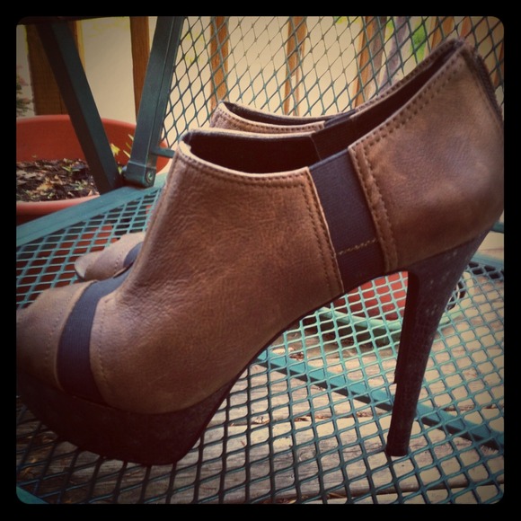 NWOTJessica Simpson brown leather heels. So cute!!