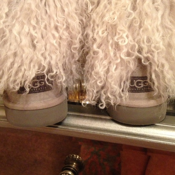 SOLD!! Ugg grey cuff boot. Size 8. - Picture 3 of 4