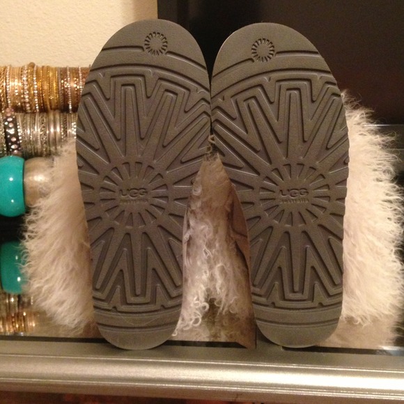 SOLD!! Ugg grey cuff boot. Size 8. - Picture 4 of 4