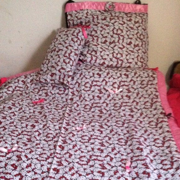 HELLO KITTY BODY QUILT THROW, PILLOW AND BAG