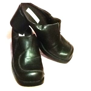 ⬇REDUCED⬇ Dark chocolate clogs