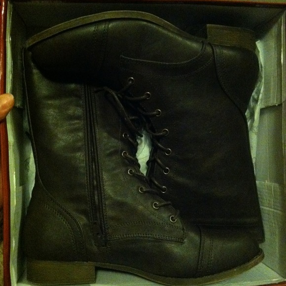 Brown lace up combat boot NWT