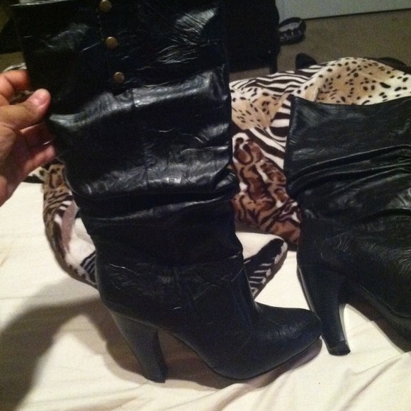 Black boots - Picture 2 of 3