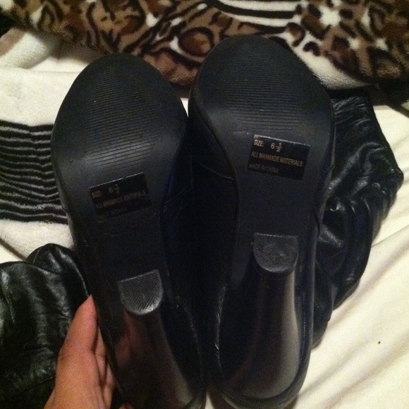 Black boots - Picture 3 of 3