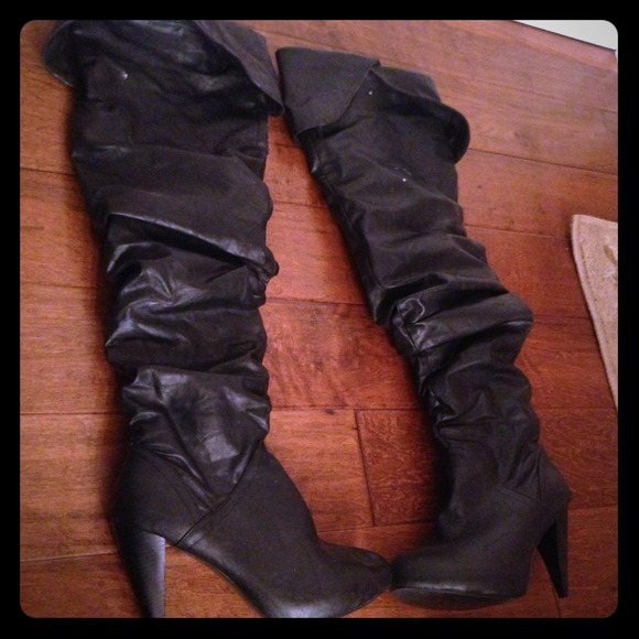 Fall item 💫 Black thigh high boots 😍