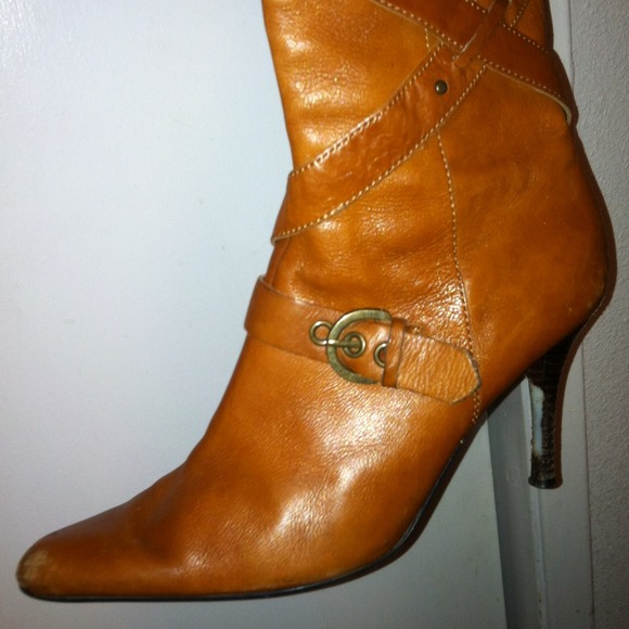 Leather Rabbit - Picture 2 of 4