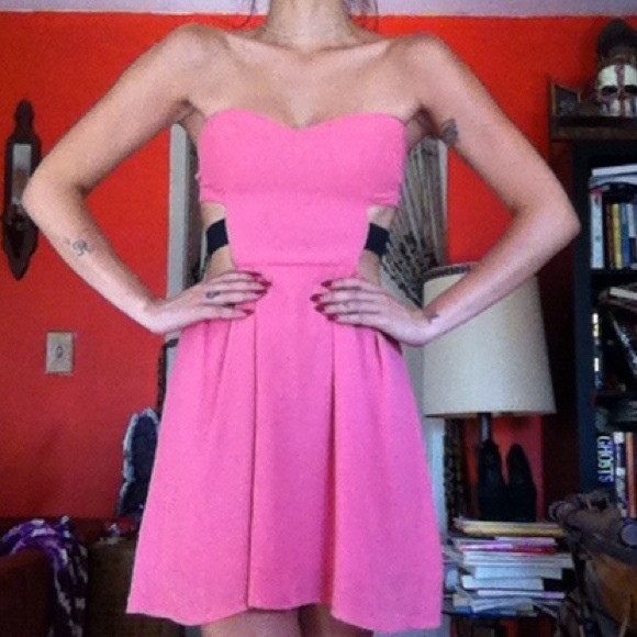 🔴 SOLD IN BUNDLE Baby pink cut out dress 💖 - Picture 3 of 4