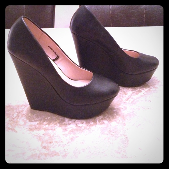 Sky High 👀 Black Platform Wedges