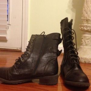 Combat boots