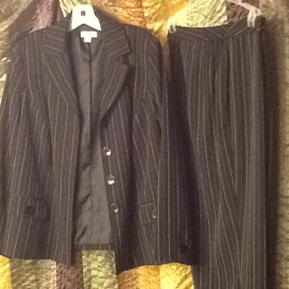 Wn's blk/wht. pin stripe pants suit sz 16w (Cato)