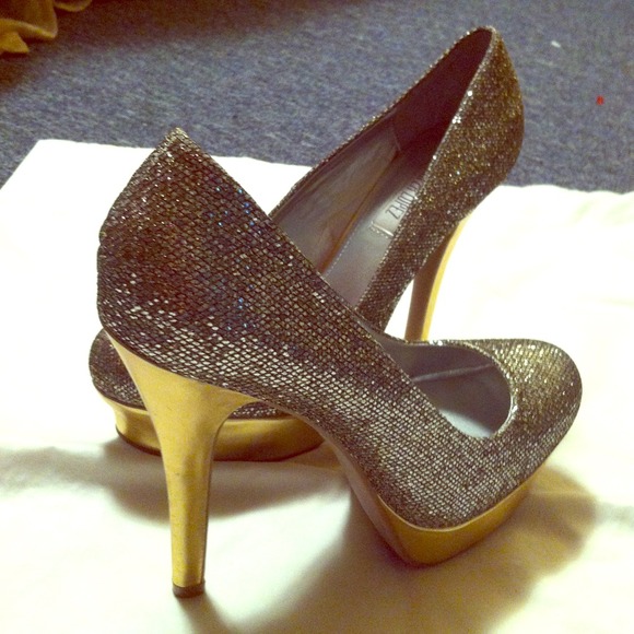 Jennifer Lopez stilettos size 7 1/2 med.