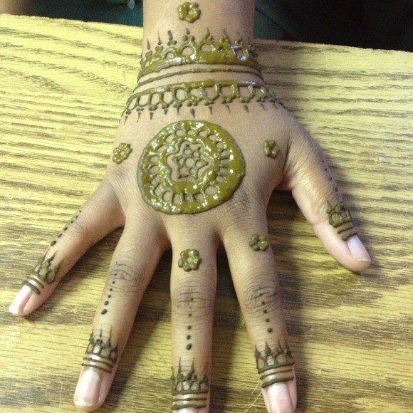 Henna designs - Picture 2 of 4