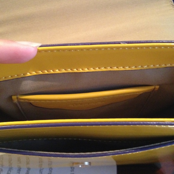 *NEW* Tahari shoulder bag - Picture 3 of 4