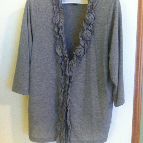 🌺SOLD🌺🌺🌺🌺GRAY RUFFLED CARDIGAN🌺