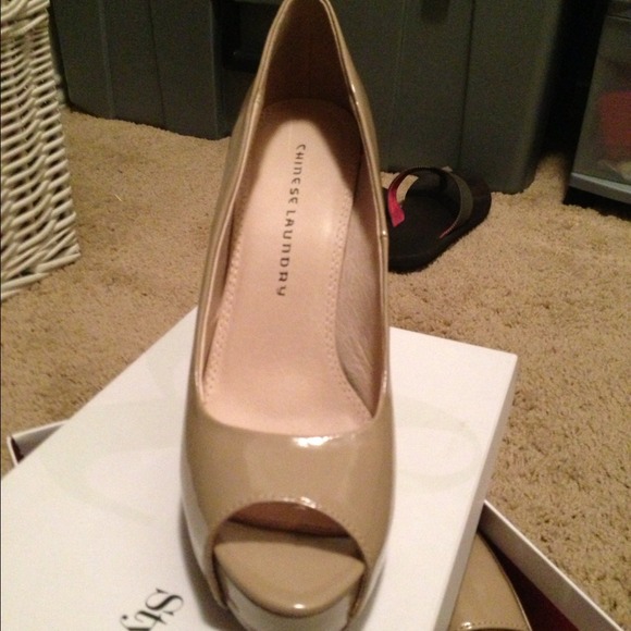 Sandy peep toe heel