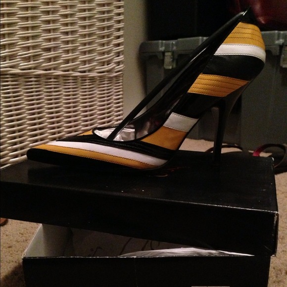 Yellow/black/white heel